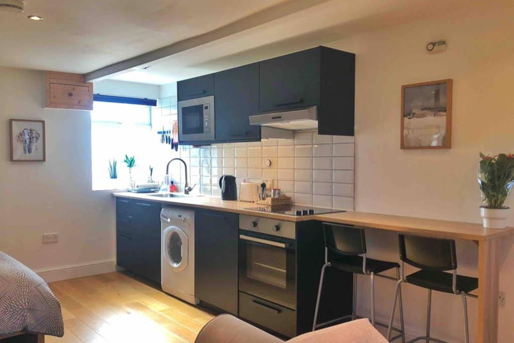 Modern Studio Apartment Near Town Centre Poole Bagian luar foto